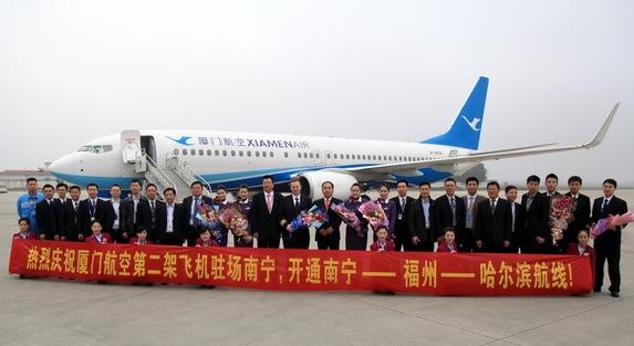 厦门航空于1月21日正式开通南宁-福州-哈尔滨_底特网 南宁-福州-哈尔滨往返航线正式开通。 厦门航空于1月21日正式开通南宁-福州-哈尔滨往返航线,该航线的开通为南宁机场春运期间保障旅客出行增加了航班运力,同时对加强南宁与东北地区的航空市场联系起到较大推动作用。据悉,该航线是南宁吴圩国际机场引进厦航的第二条驻场航线。 据了解,南宁-福州-哈尔滨航线由厦航执飞,每天一班,机型为波音B737-800,航班号MF8203/MF8024航班,MF8203航班时间为:09:35从南宁起飞,11:35到达福州,12:25从福州起飞,15:40到达哈尔滨;MF8024航